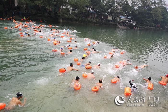 百色市凌云县第五届全国冬泳畅游泗水河“水上抢头鸭”民俗体育活动圆满收宫