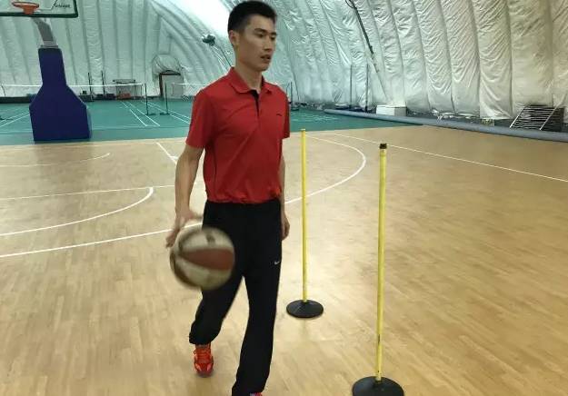 50米篮球绕杆运球技巧_篮球绕杆杆与杆之间的距离_篮球绕杆杆怎么摆