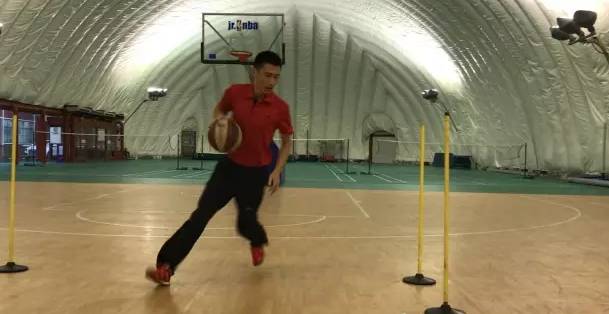 篮球绕杆杆怎么摆_篮球绕杆杆与杆之间的距离_50米篮球绕杆运球技巧