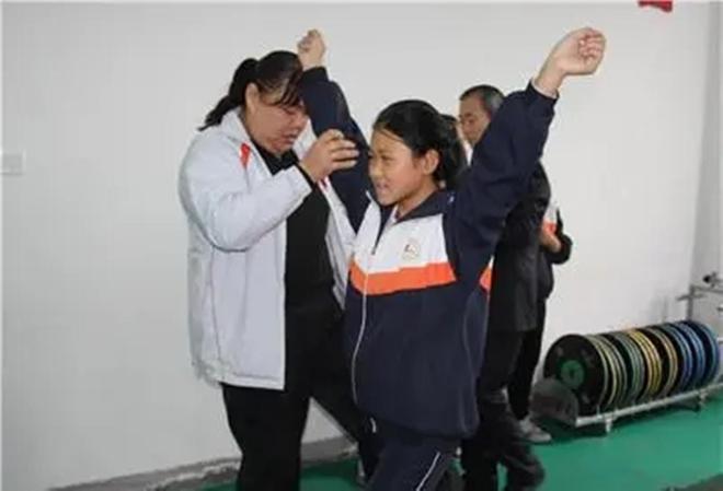 举重没举起来得了冠军_举重冠军都干嘛去了_举重冠军的下场