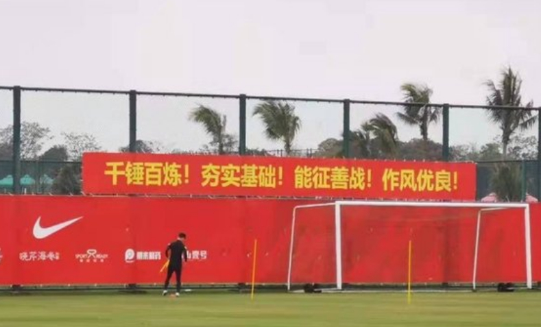 足球解说员需要做到哪几点_足球解说员是在现场吗_足球解说员入行规则是什么