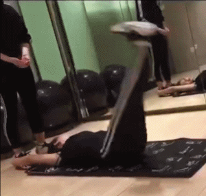明星健身房锻炼教程_房间锻炼身体方法_房间内的健身视频