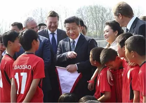 足球亚冠冠军_足球俱乐部把孩子的冠军改成亚军_亚洲足球俱乐部冠军