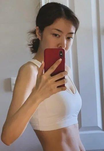 健身女星_女生健身明星_很飒的女明星健身