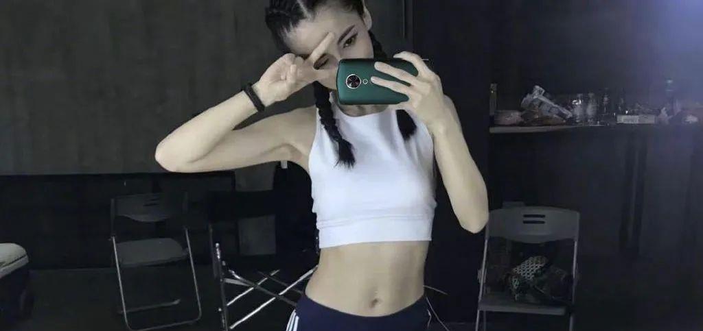 很飒的女明星健身_女生健身明星_健身女星