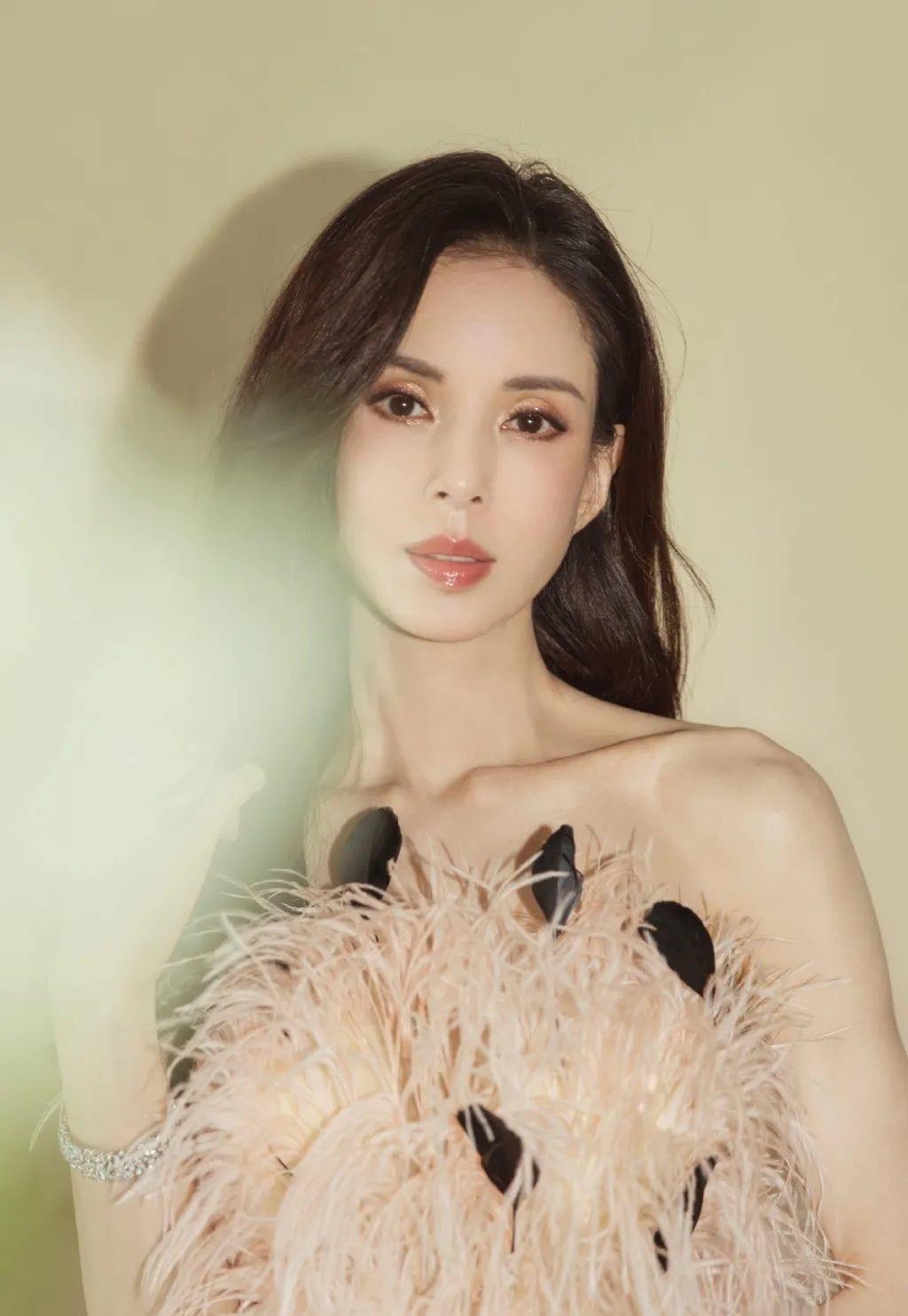 很飒的女明星健身_女生健身明星_健身女星