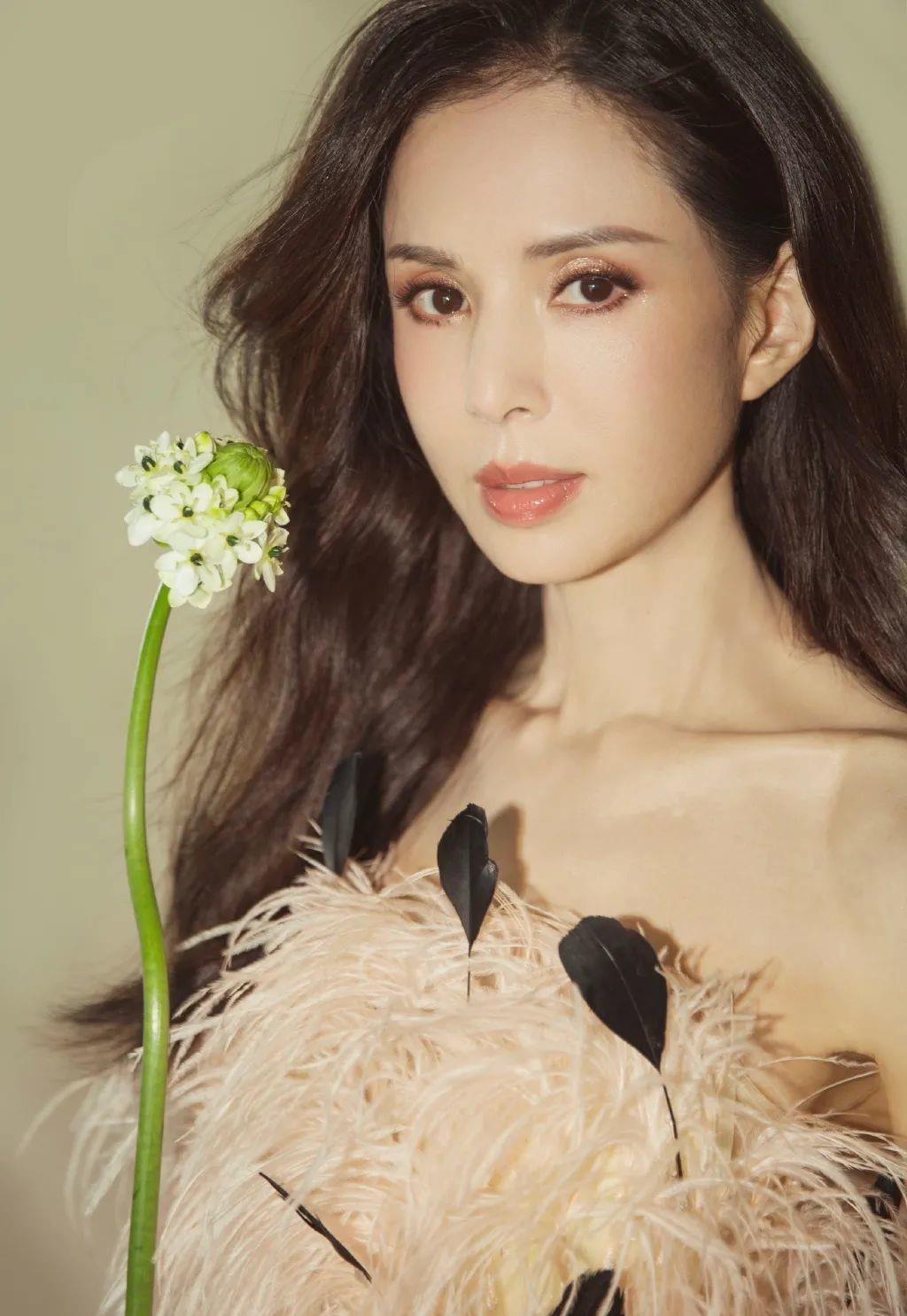 很飒的女明星健身_女生健身明星_健身女星