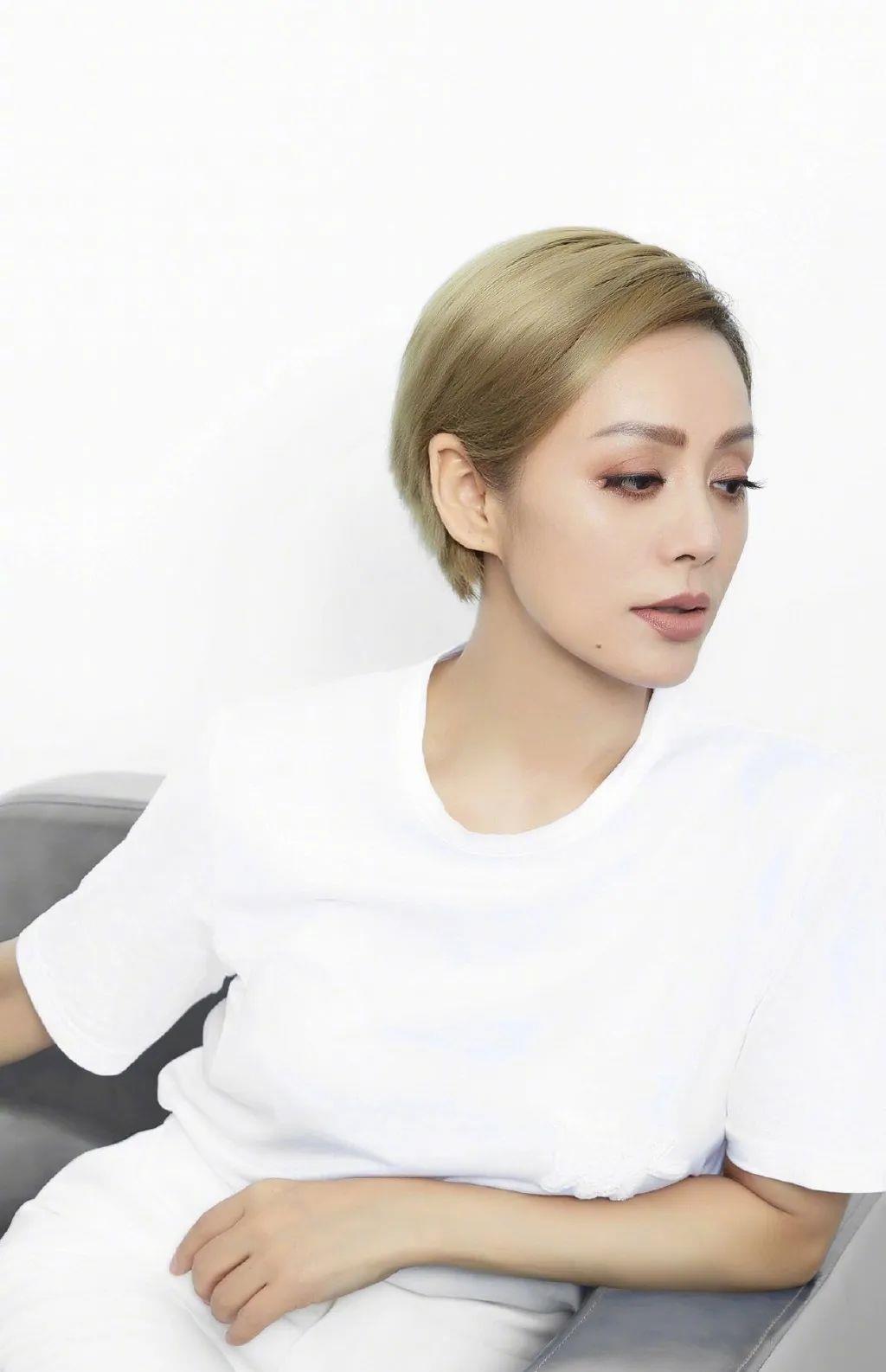 健身女星_女生健身明星_很飒的女明星健身