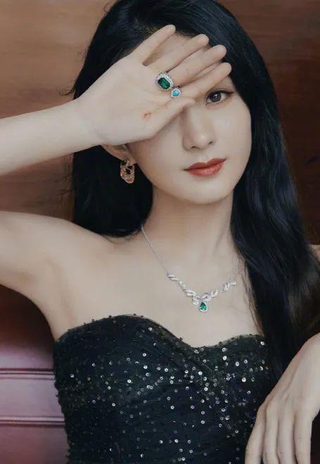 很飒的女明星健身_健身女星_女生健身明星