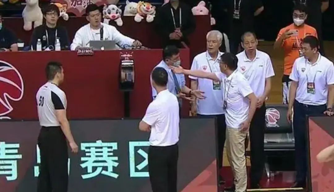 篮球战术线路表示_篮球战术各种线的表示_篮球站线规则